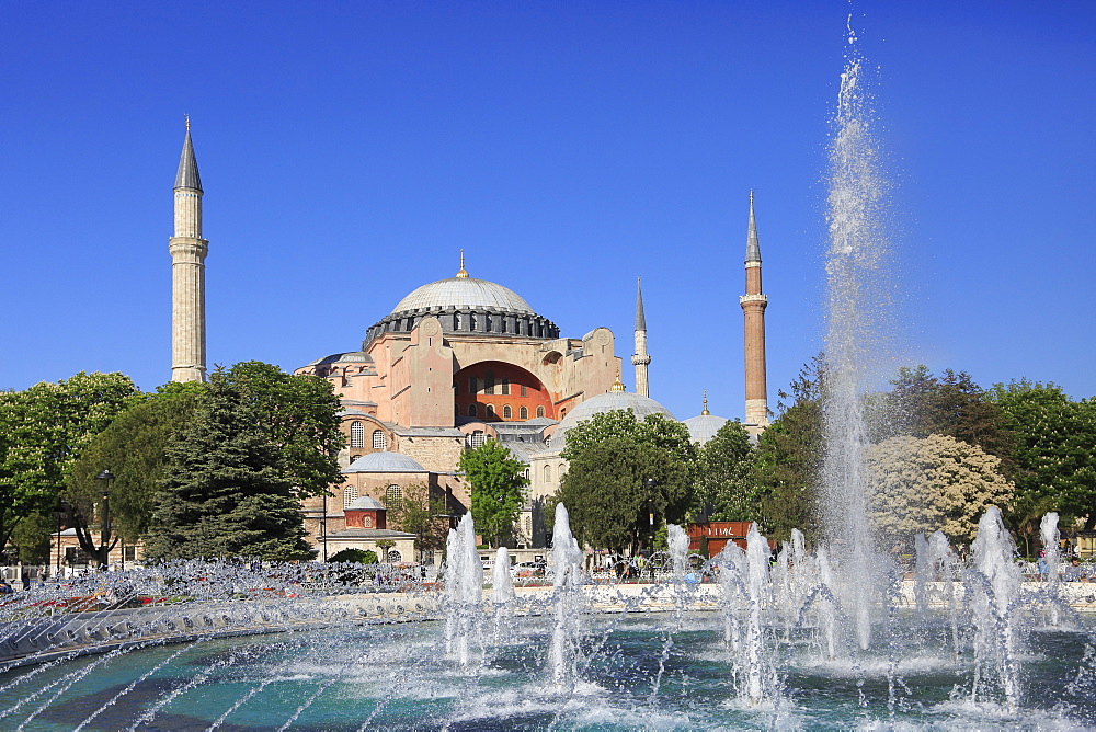 Hagia Sophia (Aya Sofya), UNESCO World Heritage Site, Sultanahmet Square Park, Istanbul, Turkey, Europe