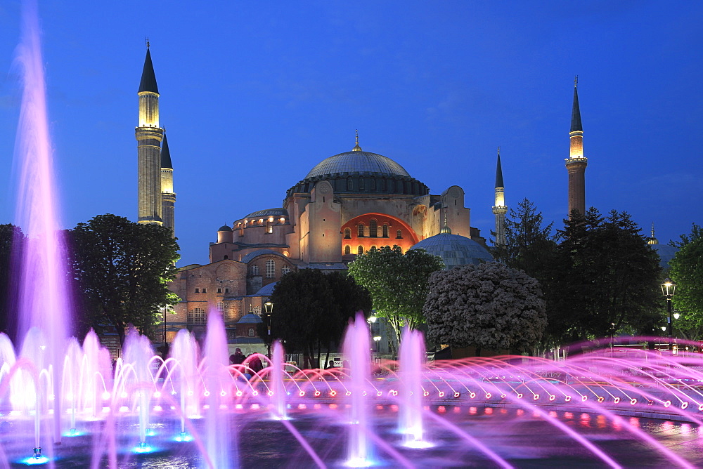 Hagia Sophia (Aya Sofya) at night, UNESCO World Heritage Site, Sultanahmet Square Park, Istanbul, Turkey, Europe