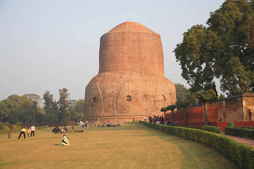 Dhamekh stupa, Buddhist, pilgrimage site, Sarnath, near Varanasi, Uttar Pradesh, India, Asia