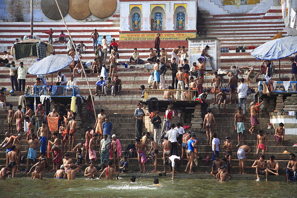 Hindu pilgrims take part in ritual bathing, Ganges River, Varanasi, Uttar Pradesh, India, Asia