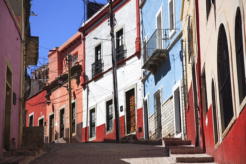 Narrow street, Guanajuato, Guanajuato State, Mexico, North America