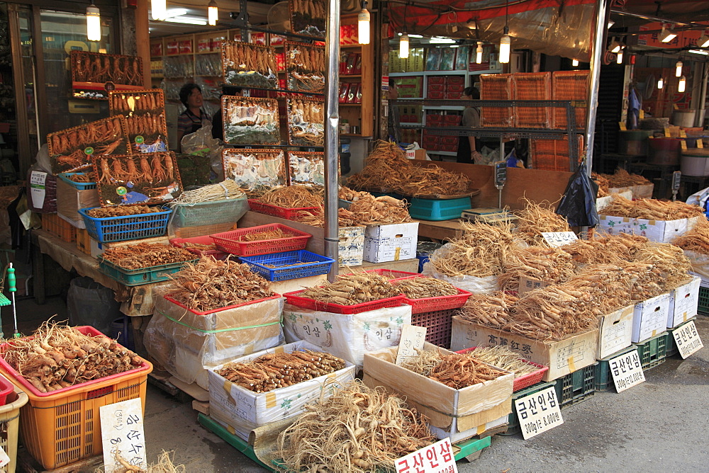 Ginseng, Gyeongdong Market, largest Asian medicine market in Korea, Seoul, South Korea, Asia