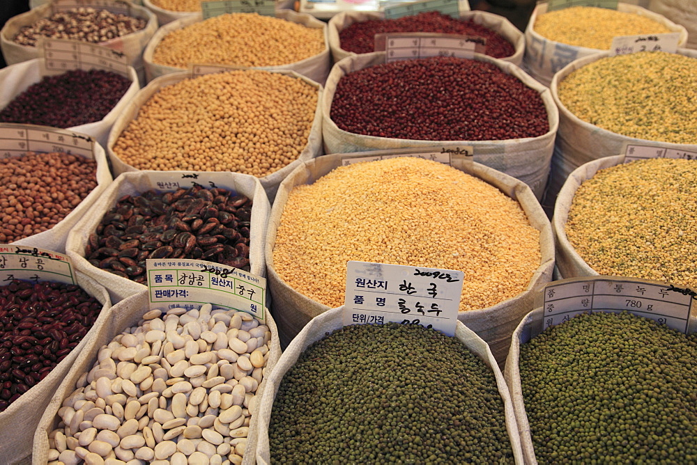 Gyeongdong Market, largest Asian medicine market in Korea, Seoul, South Korea, Asia