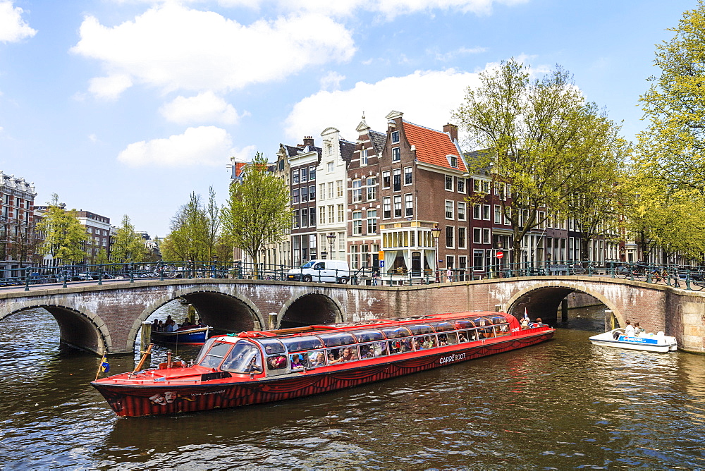 Tourist boat crossing Keizersgracht Canal, Amsterdam, Netherlands, Europe