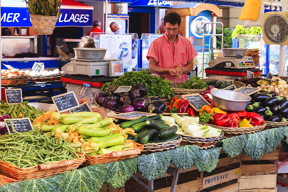 The morning fruit and vegetable market, Cours Saleya, Nice, Alpes-Maritimes, Provence, Cote d'Azur, French Riviera, France, Europe