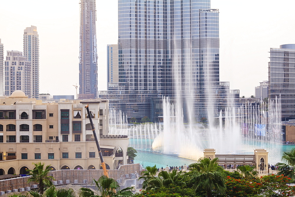 Dubai Fountain and Burj Khalifa, Downtown, Dubai, United Arab Emirates, Middle East 