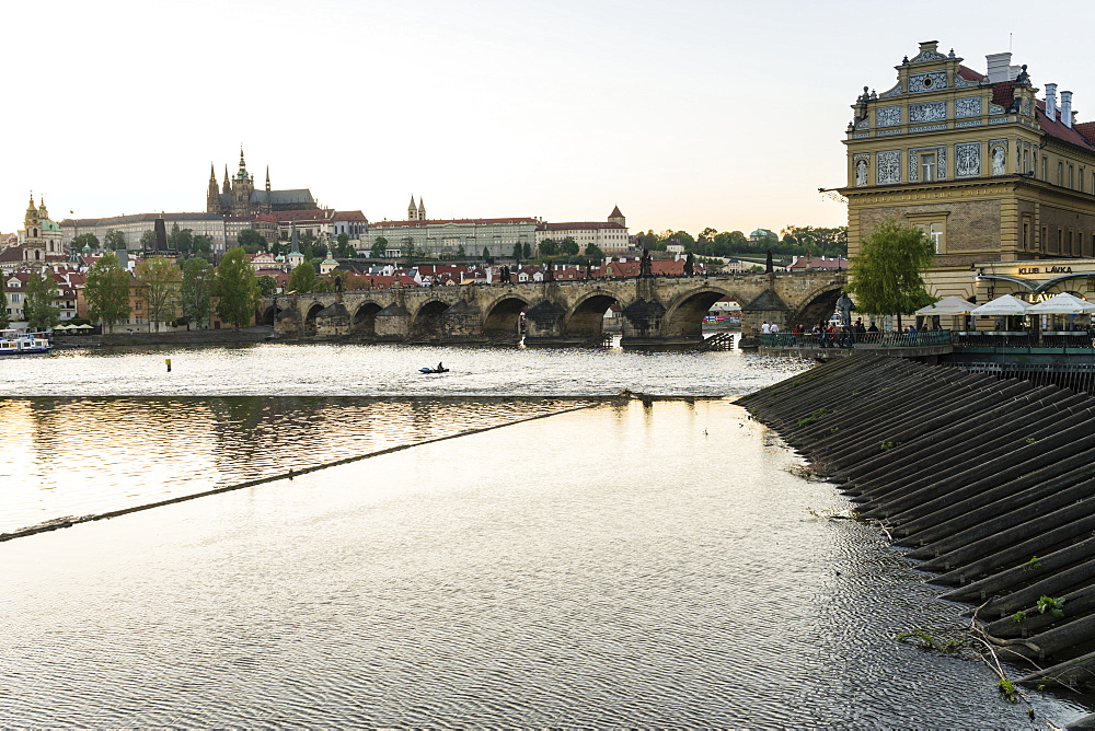 Charles Bridge, the Castle District and St Vitus's Cathedral across the Vltava River, UNESCO World Heritage Site, Prague, Czech Republic, Europe