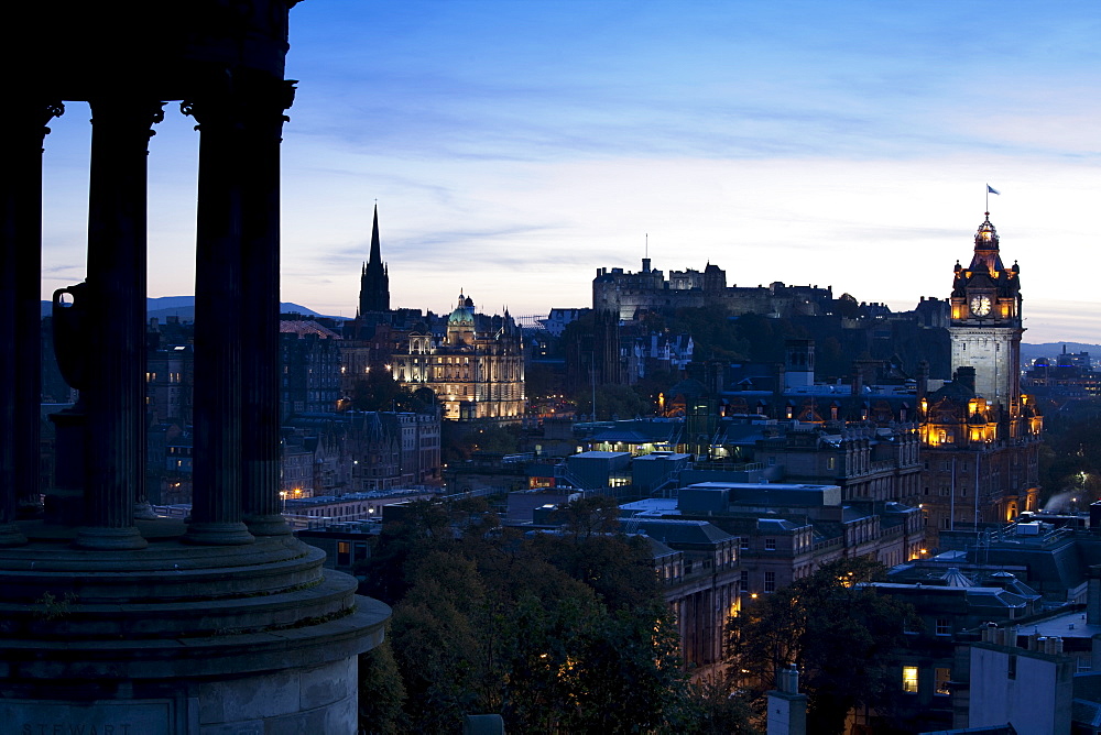 Cityscape at dusk looking towards Edinburgh Castle, Edinburgh, Scotland, United Kingdom, Europe