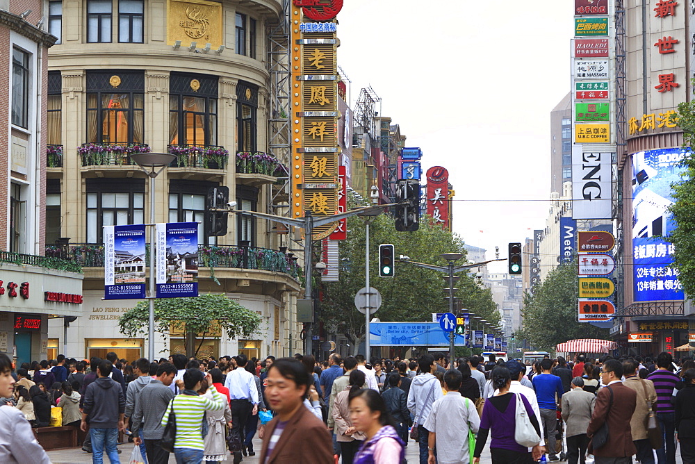 Pedestrians, Nanjing Road East, Nanjing Dong Lu, Shanghai, China, Asia