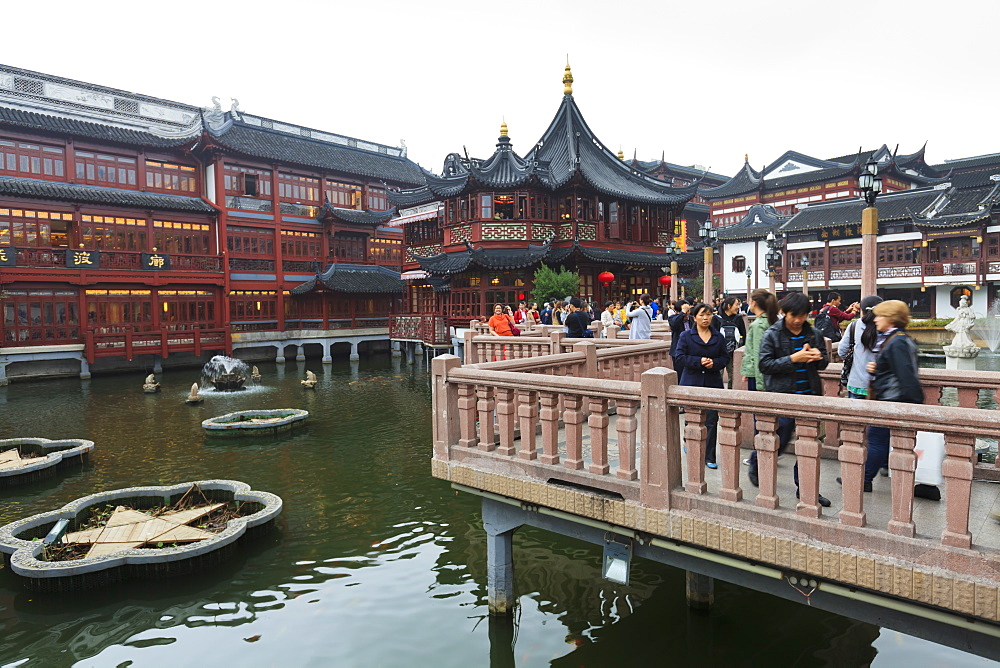 The zigzag Bridge of Nine Turnings, Yu Yuan (Yuyuan) Bazaar, Shanghai, China, Asia