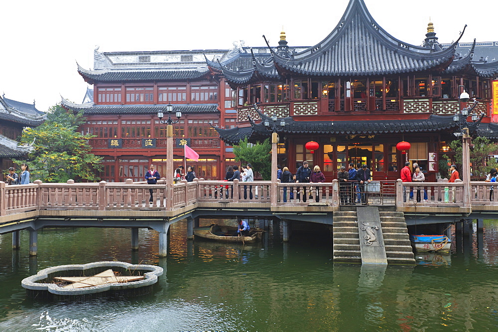 Hu Xing Ting Teahouse and zigzag Bridge of Nine Turnings, Yu Yuan (Yuyuan) Bazaar, Shanghai, China, Asia