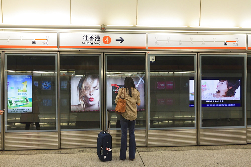 Waiting for a train, Mass Transit Railway (MTR), Hong Kong, China, Asia