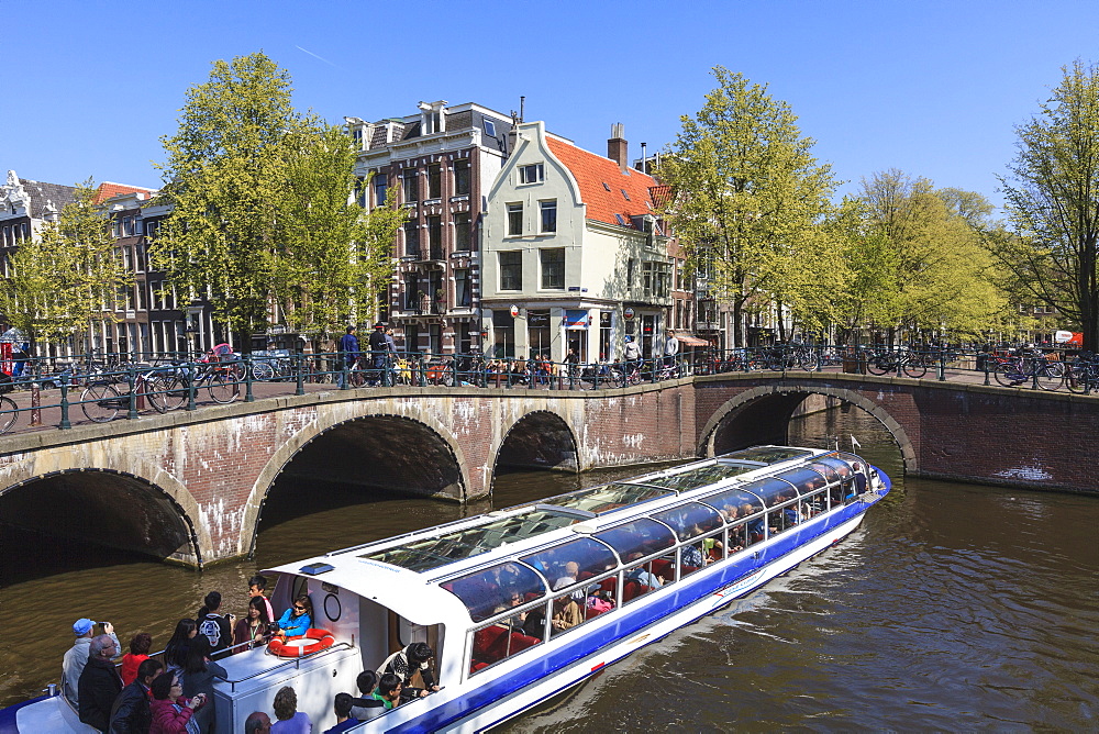 Tourist boat crossing the Keizersgracht Canal, Amsterdam, Netherlands, Europe