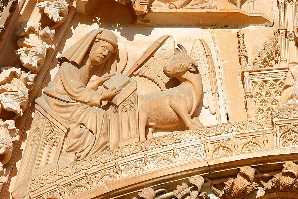 Evangelist Luke and his symbol the cow, Batalha Monastery, UNESCO World Heritage Site, Batalha, Estremadura, Portugal, Europe