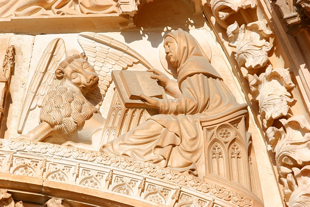 Evangelist Mark and his symbol the lion, Batalha, UNESCO World Heritage Site, Estremadura, Portugal, Europe