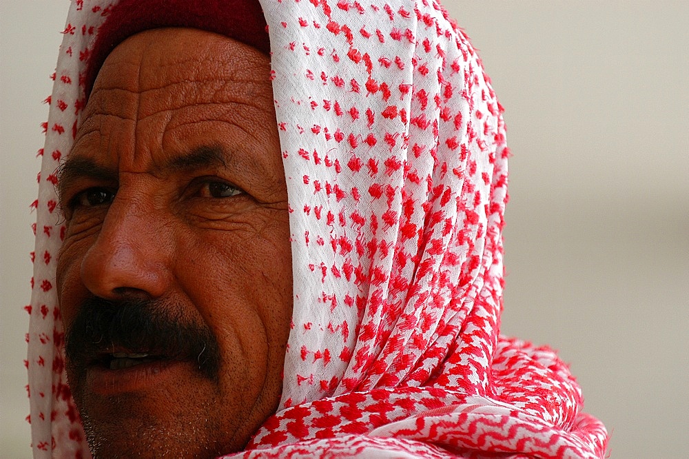 Man wearing a keffieh, Midoun, Medenine, Tunisia, North Africa, Africa