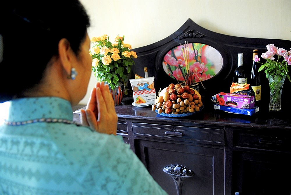 Ancestor worship in a Hanoi home, Hanoi, Vietnam, Indochina, Southeast Asia, Asia