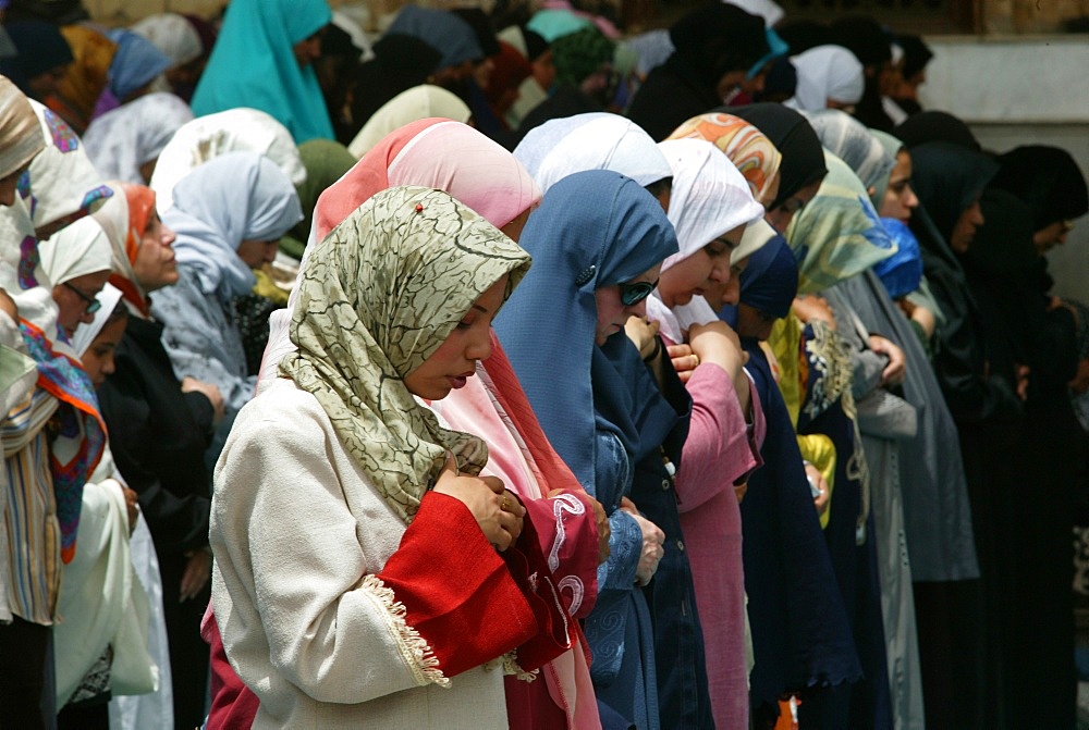 Friday prayers at Al Hussain Mosque, Cairo, Egypt, North Africa, Africa