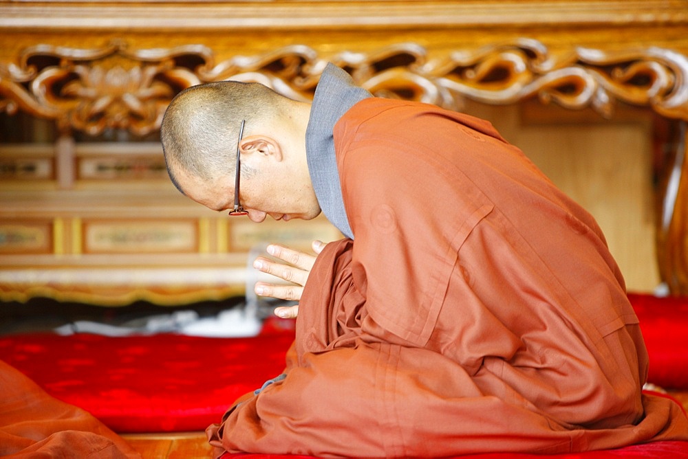 Praying monk, Jogyesa Temple, Seoul, South Korea, Asia