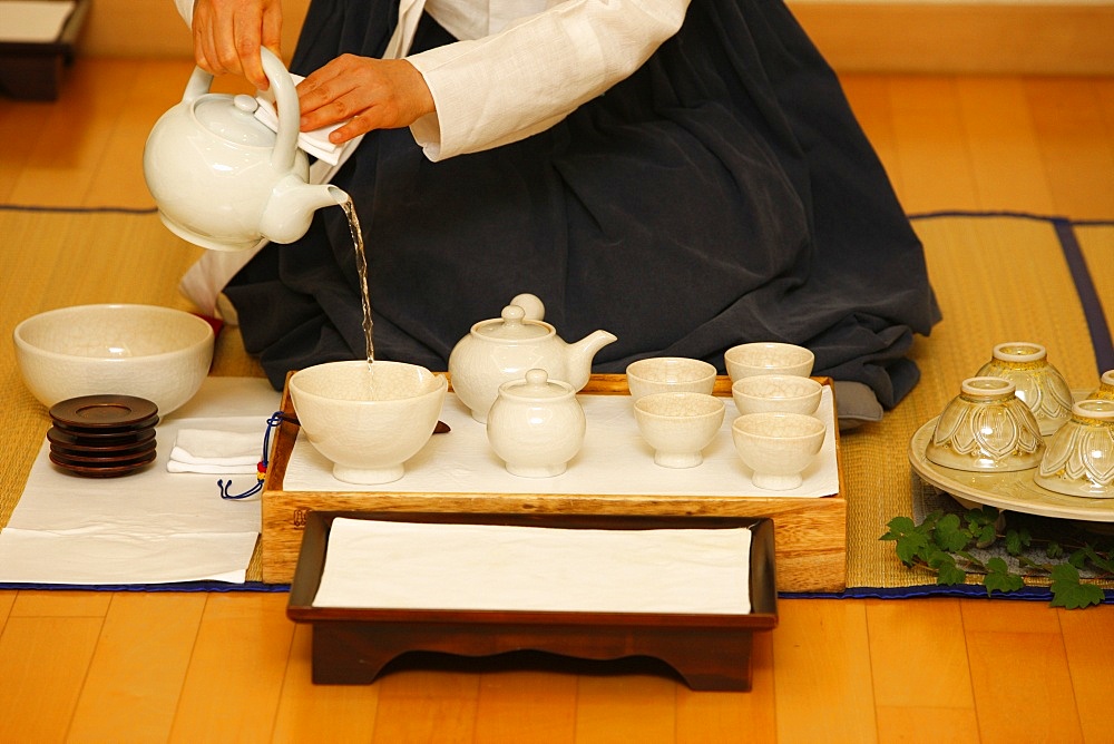 Tea ceremony in a Buddhist temple, Seoul, South Korea, Asia