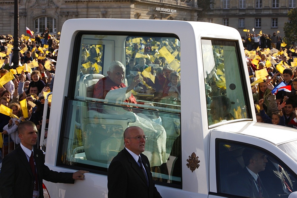 Crowd cheering the Pope during Pope Benedict XVI 's visit to Paris, France, Europe