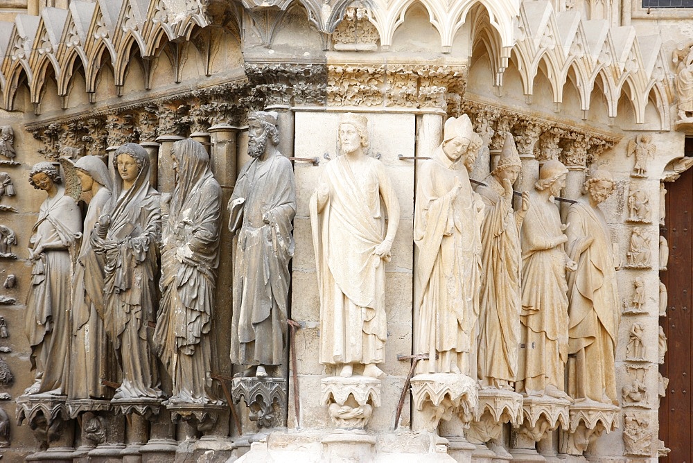 Statues on the west front of Reims cathedral, UNESCO World Heritage Site, Reims, Marne, France, Europe