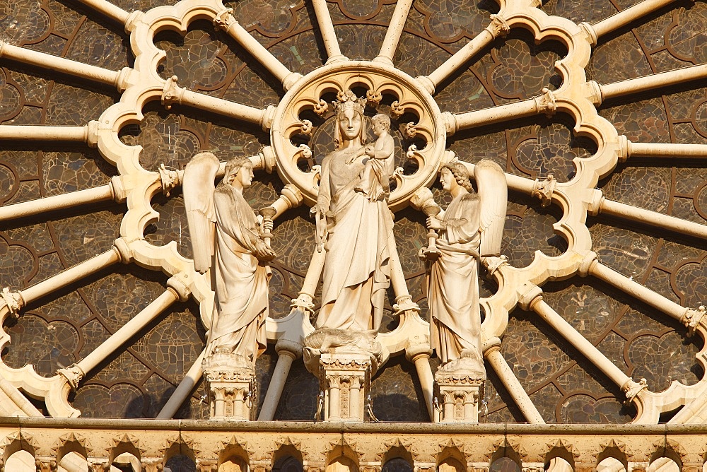 Virgin and Child and angels west front, Notre Dame Cathedral, UNESCO World Heritage Site, Paris, France, Europe