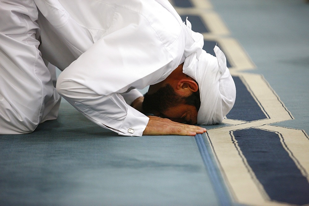 Praying Muslim,  Jumeirah mosque, Dubai, United Arab Emirates, Middle East