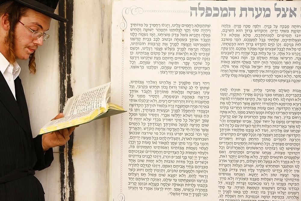 Orthodox Lelov Jews at the Synagogue in Hebron, religious site known to Jews and Muslims as the Tomb of the Patriarchs, Hebron, Palestinian Authority, Middle East