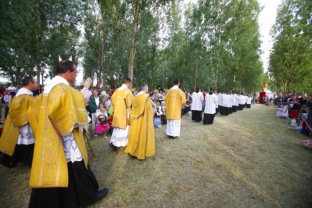 Mass during a traditional Catholic pilgrimage, Villepreux, Yvelines, France, Europe