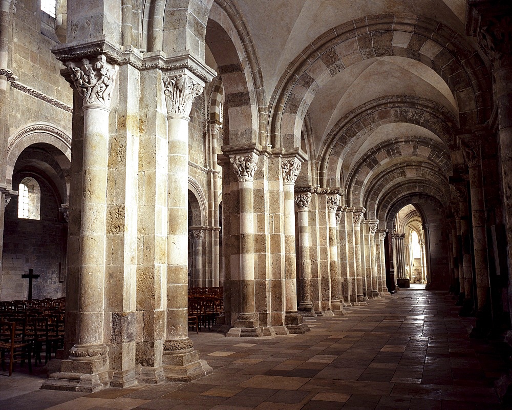 Aisle, Vezelay Basilica, UNESCO World Heritage Site, Bourgogne, France, Europe