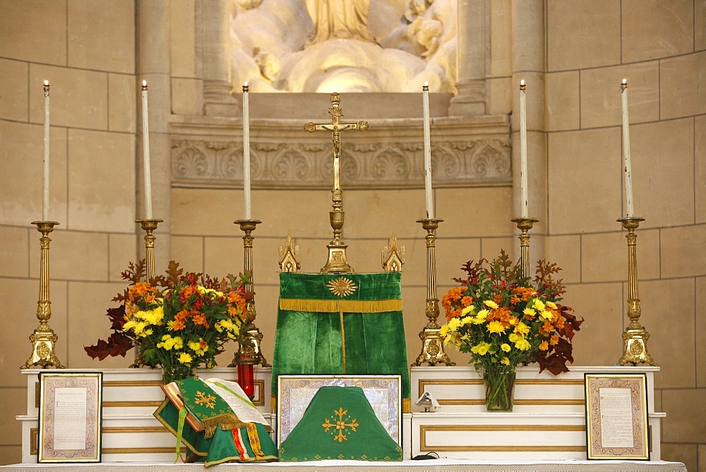 Traditionalist Mass in Notre-Dame du Carmel chapel, Fontainebleau, Seine-et-Marne, France, Europe