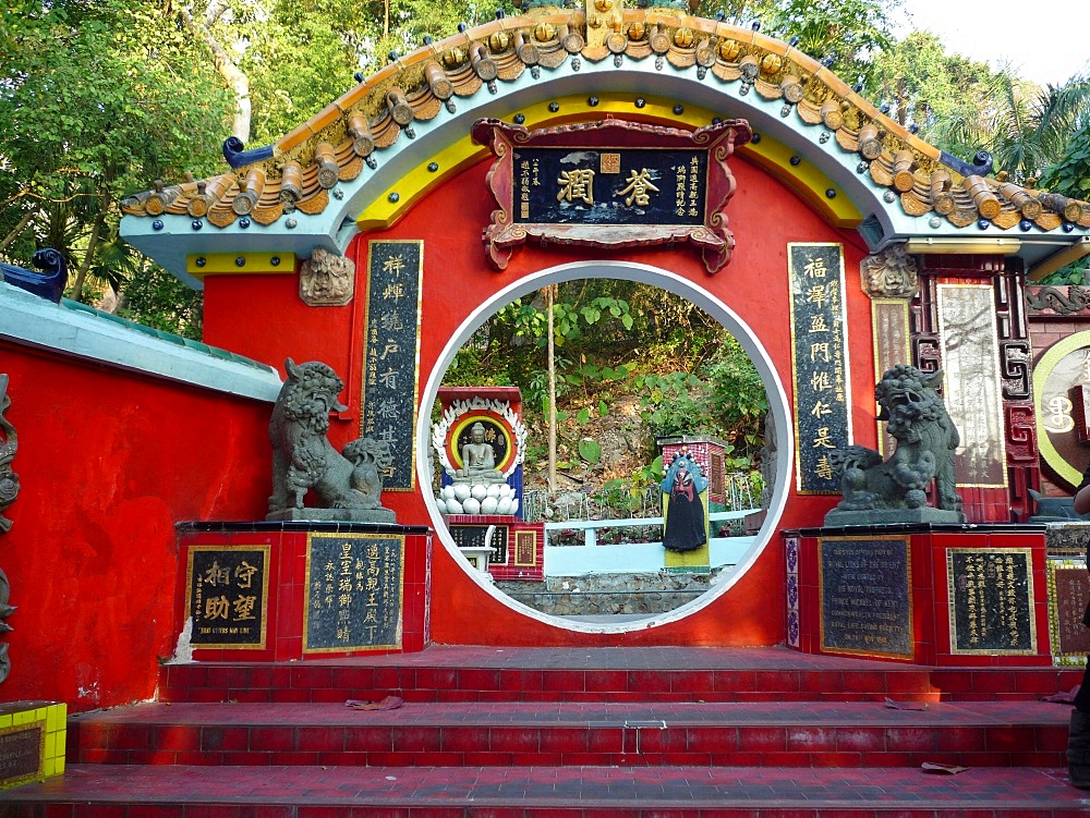 Door protected by lions at the Life Guard Club in Repulse Bay, Hong Kong, China, Asia