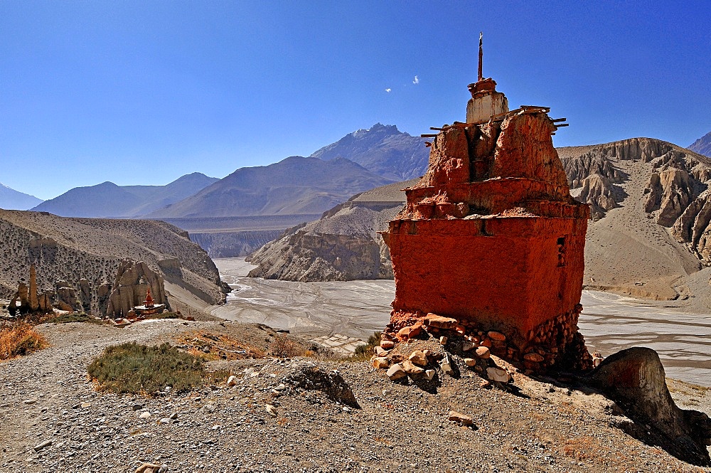 Kali Gandaki glacier valley and chorten (stupa), Mustang, Nepal, Asia