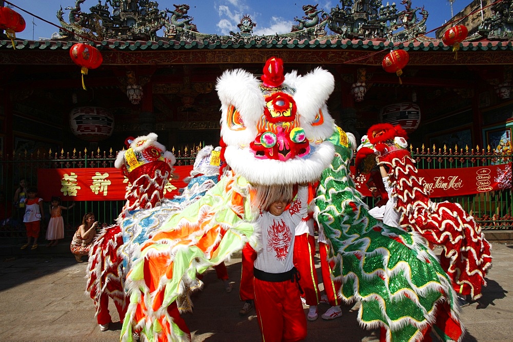 Lion dance performers, Chinese New Year, Quan Am Pagoda, Ho Chi Minh City, Vietnam, Indochina, Southeast Asia, Asia