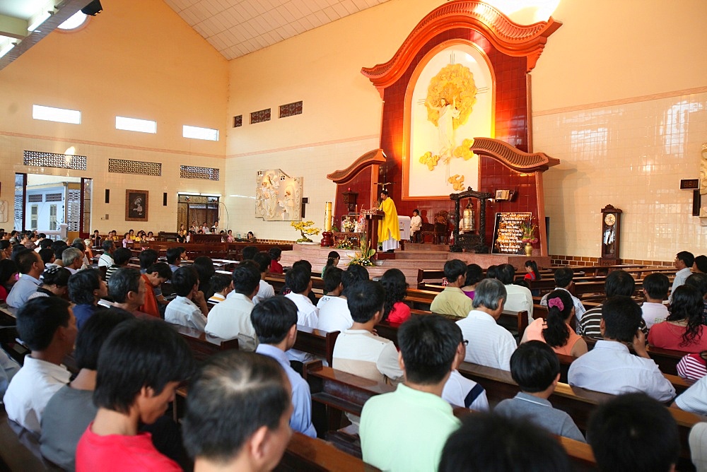 Catholic Mass in a Vietnamese church, Ho Chi Minh City, Vietnam, Indochina, Southeast Asia, Asia