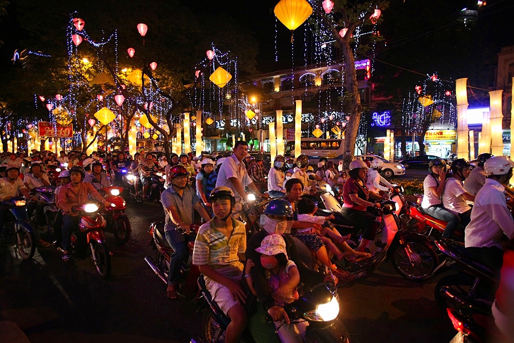 Rush hour moped commuters crowding street, Ho Chi Minh City, Vietnam, Indochina, Southeast Asia, Asia