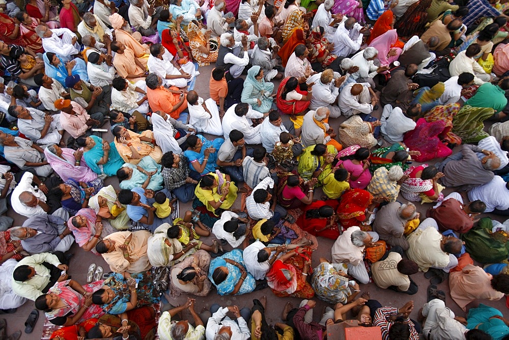 Crowd waiting for the aarti ceremony on Har-ki-Pauri ghat in Haridwar, Uttarakhand, India, Asia