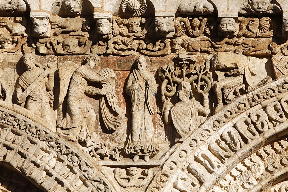 Sculptures on the western facade of Notre Dame la Grande church, Poitiers, Vienne, Poitou-Charentes, France, Europe