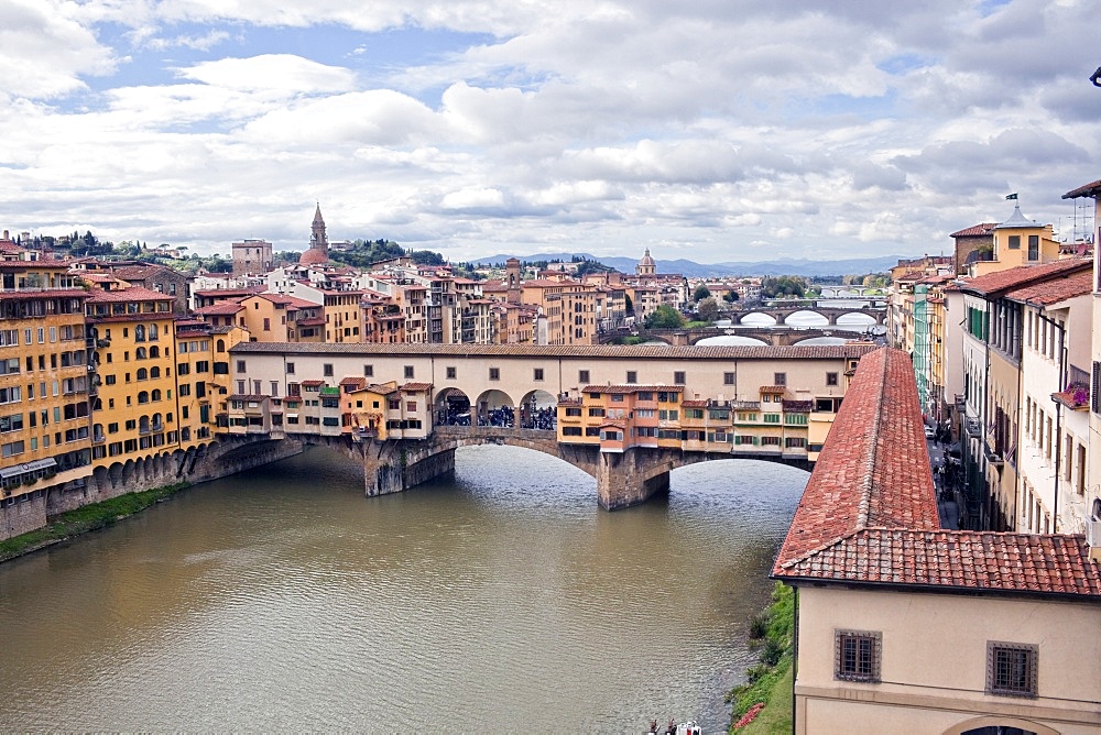 View of the River Arno and Ponte Vecchio, Florence, UNESCO World Heritage Site, Tuscany, Italy, Europe