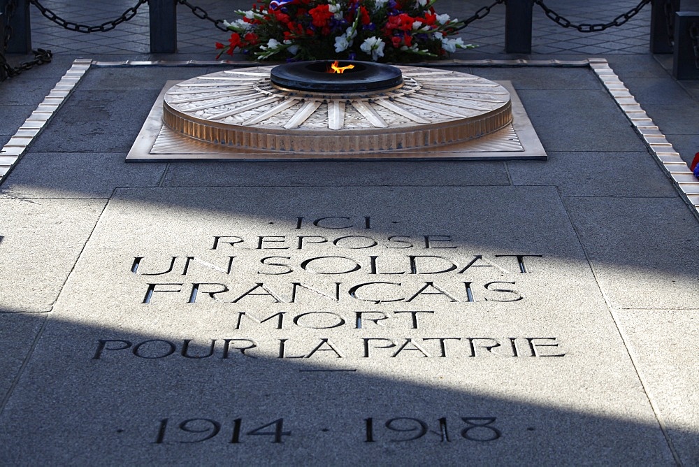 Unknown soldier's grave under the Arc de Triomphe, Paris, France, Europe