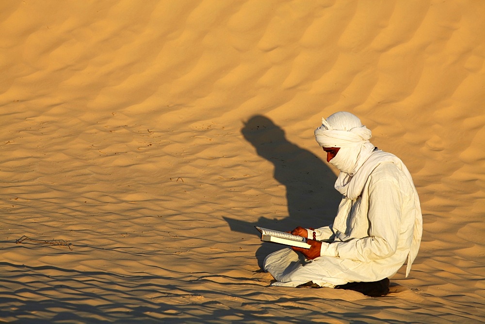 Beduin reading the Koran in the Sahara, Douz, Kebili, Tunisia, North Africa, Africa