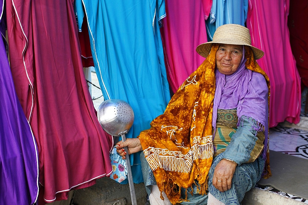 Woman at Ben Guerdane border market, Tunisia, North Africa, Africa