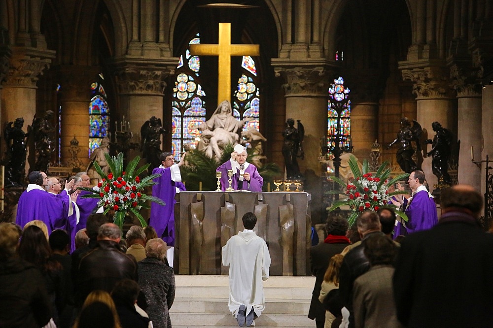 Paris archbishop Andre Vingt-Trois saying Mass at Notre Dame Cathedral, Eucharist celebration, Paris, France, Europe