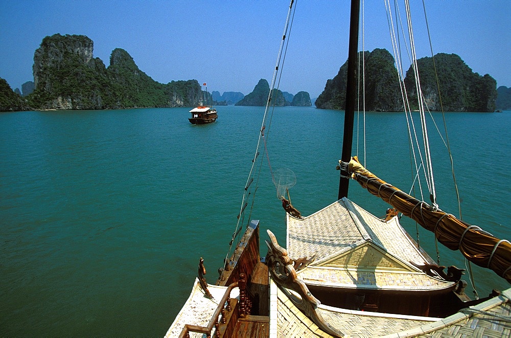 Sailing boat in Ha-Long Bay, UNESCO World Heritage Site, Vietnam, Indochina, Southeast Asia, Asia