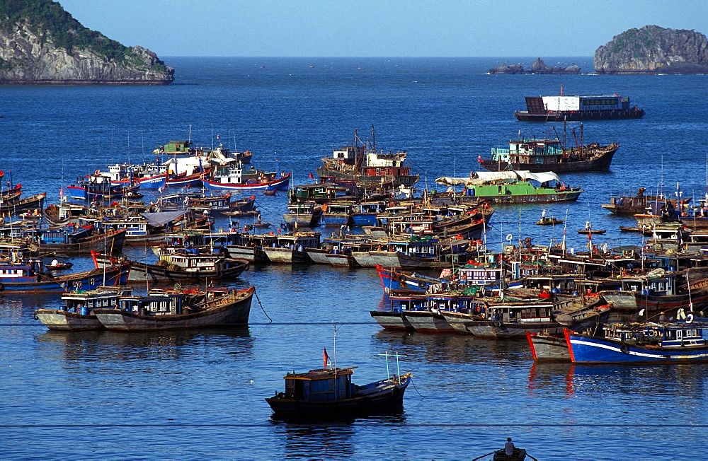 Floating fishing village, Ha-Long Bay, UNESCO World Heritage Site, Vietnam, Indochina, Southeast Asia, Asia