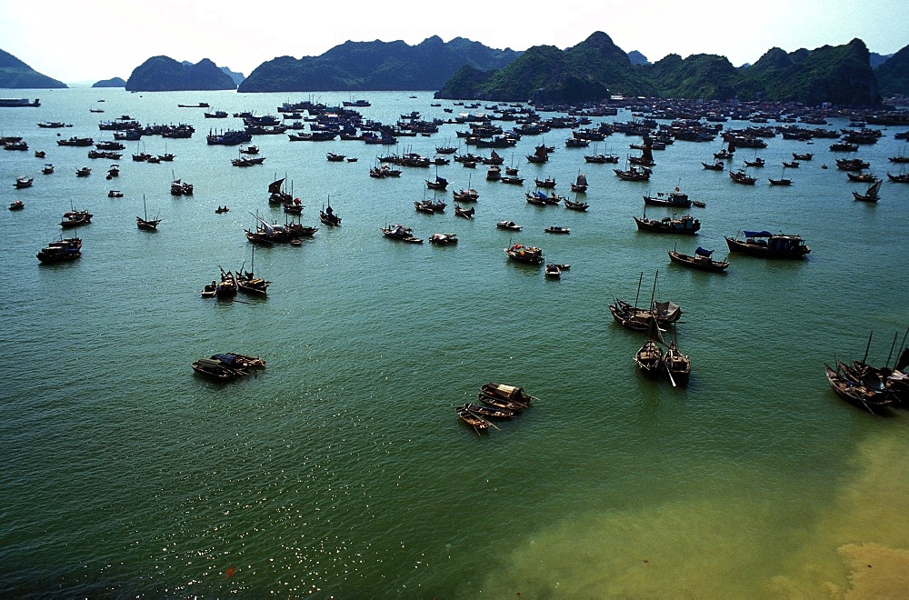 Boats in Ha-Long Bay, UNESCO World Heritage Site, Vietnam, Indochina, Southeast Asia, Asia