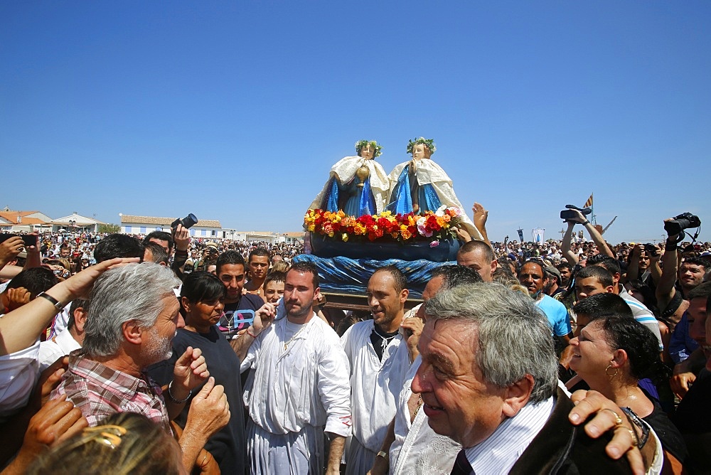 Procession with statues of patron saints Marie Jacobe and Marie Salome, Gypsy pilgrimage at Les Saintes-Maries-de-la-Mer, Bouches du Rhone, France, Europe