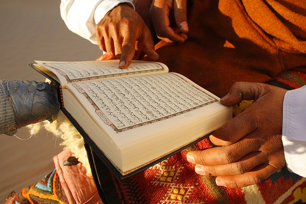 Tunisian Bedouin reading the Koran, Douz, Tunisia, North Africa, Africa