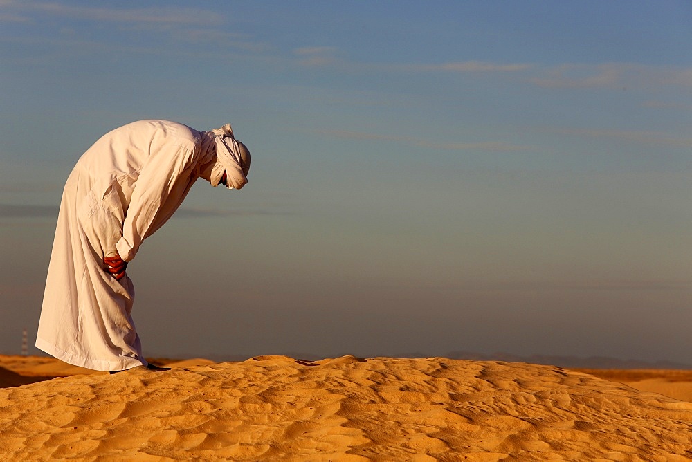 Bedouin praying in the Sahara, Douz, Kebili, Tunisia, North Africa, Africa